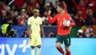 لامين يامال يرفض المقارنات.. ويثير إعجاب رونالدو