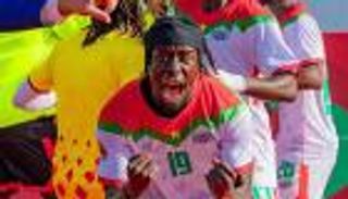 فاز في نهائي ضد ميسي.. مهاجم بـ&laquo;عين واحدة&raquo; في كأس أمم أفريقيا 2025