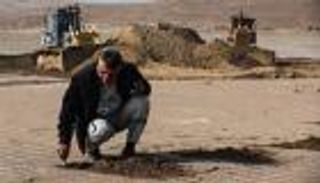 العراقيون يغطون التربة بالطين للحد من العواصف الرملية