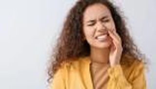 اللثة والانزعاج الشتوي.. كيف تتعامل مع حساسية الأسنان في المنزل؟