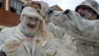 بالبيض والدقيق.. بلدة إسبانية تشهد معركة ضمن مهرجانها السنوي