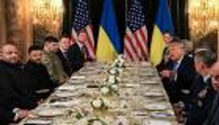 &laquo;هل الغداء رشوة؟&raquo;.. ترامب يمازح الصحفيين