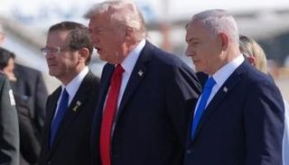 ترامب متوسط نتنياهو (يمين) وهرتسوغ (يسار) 