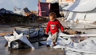 طفل فلسطيني نازح حافي القدمين في مدينة غزة