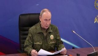 بوتين بالزي العسكري