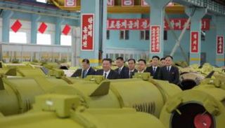 كيم يتفقد الصواريخ