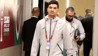 بقرار مهاجم منتخب الجزائر