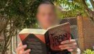 صور تكشف إقبال السجناء ذوي البنية القوية على روايات &laquo;الرومانسية الخيالية&raquo;