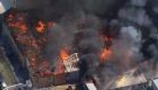 سحب كثيفة من الدخان الأسود.. حريق هائل يلتهم مصنعًا في سيدني 