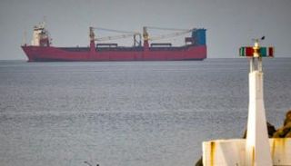 سفينة من أسطول الظل الروسي