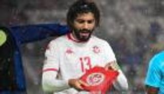 بضحكة ساخرة.. فرجاني ساسي يرد على انتقادات جمهور تونس