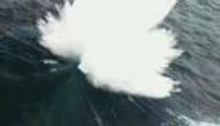 مياه تعانق السماء.. موجة عملاقة بارتفاع 70 مترًا تُربك العلماء 