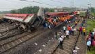 أكثر من 100 مصاب في تصادم قطارين بالهند
