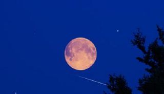 القمر العملاق سيسرق الأضواء من زخة الشهب القادمة