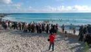 غطسة رأس السنة بقليبية..تقليد سنوي في تونس احتفالا بانتهاء العام