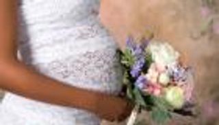 امرأة حامل تُستبعد من زفاف شقيقتها بسبب وزنها الزائد