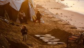 أطفال بجوار منحوتة 2026 في دير البلح