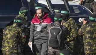 لقطة شاشة تظهر السيارة السوداء