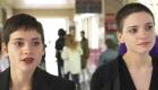 بعد 19 عاما من الفراق.. توأم يلتقي عبر «تيك توك» لأول مرة