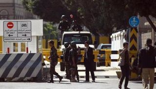 الحوثيون يحولون السفارت لسجون