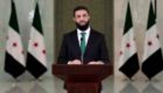 رافقته في مناسك العمرة.. أول إطلالة علنية لزوجة الشرع