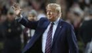 دخول مفاجئ.. ترامب يحضر نهائي «السوبر بول»