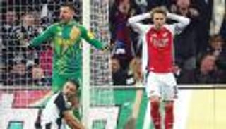 بسبب كأس الرابطة.. جمهور أرسنال يقترح عقاباً خاصاً للـ"جبان" أوديغارد