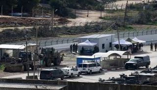 محيط سجن عوفر