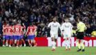 رغم التزامه الصمت.. هل ظلم ريال مدريد في الديربي؟ (فيديو)