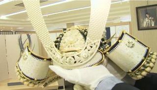 خوذة الساموراي الذهبية التي تلقاها ترامب