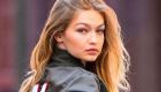 جيجي حديد توثق لحظات دافئة مع ابنتها كاي في صور نادرة