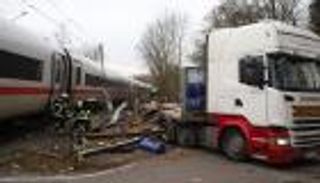 تصادم مروع يهز ألمانيا.. قطار ركاب يدهس شاحنة و12 مصابًا بينهم حالات حرجة