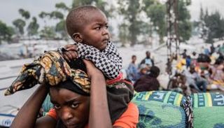 امرأة نازحة مع طفلها جراء القتال بالشرق الكونغولي