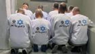 بعد «رسائل السوار».. إسرائيل تستفز «حماس» بـ«قمصان الأسرى» (صور)