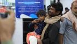 مخيم عدن الطبي.. نافذة أمل لمرضى الأعصاب والعمود الفقري