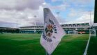 «خط قطار وجاكوزي».. أغرب ملاعب كرة القدم في العالم