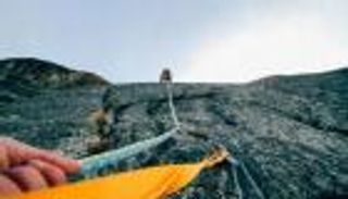 شاب يبهر العالم بتسلق الجبال الشاهقة بيديه فقط 