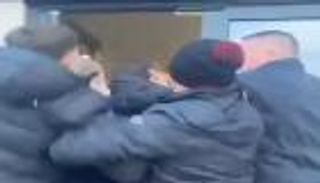 حدث في إنجلترا.. هجوم وحشي من مشجعين على لاعب (فيديو)