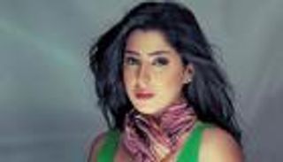 فيديو «باقة الورد الأحمر» يثير الجدل حول وقوع أيتن عامر في الحب