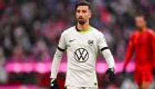 منافسة شرسة.. فرانكفورت يدخل مزاد الأمين عمورة