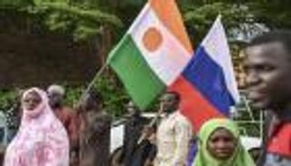 بـ «الأسلحة والعسكريين».. الدب الروسي يعزز نفوذه بالساحل الأفريقي