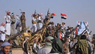 عناصر من قبائل مذحج وحمير أثناء الاحتشاد في مأرب