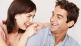 الفكاهة في الحب.. حدود المرح وأثره على استقرار العلاقة