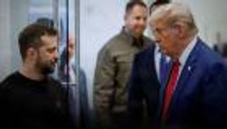 «خالي الوفاض».. ترامب يبرر تهميش زيلينسكي