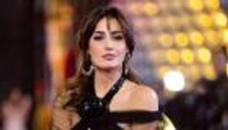 حلا شيحة تطفئ شمعتها الـ46 بحضور الأهل والأصدقاء (صور)