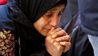 امرأة فلسطينية تبكي بعد أن فقدت أقارب لها في الحرب