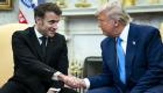 ترامب وماكرون في «مشبك الموت».. من الفائز؟