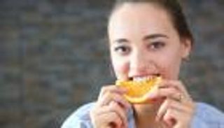 انسوا التفاح.. برتقالة يوميا تحارب الاكتئاب