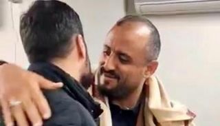 حمود شرف الدين أثناء محاولته تقبيل يد حارس حسن نصر الله