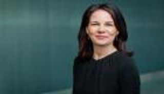 قبل الانتخابات.. وزيرة الخارجية الألمانية تُعد الشاورما في برلين وتثير الجدل